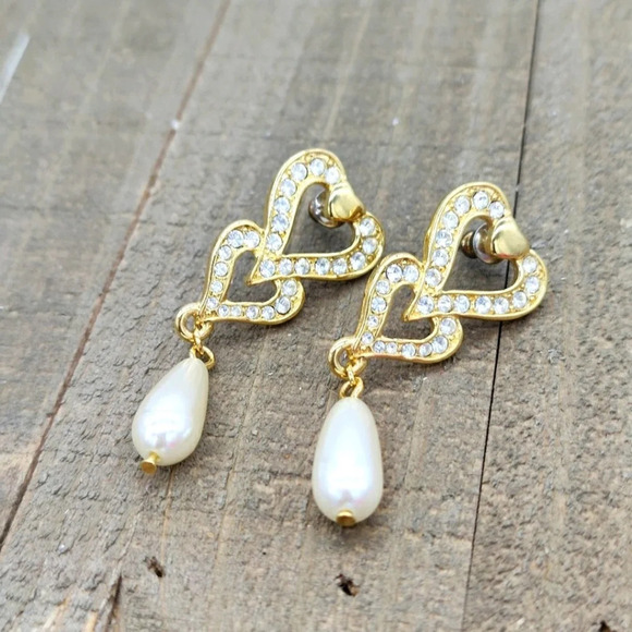 Vintage Jewelry - Vintage Pearlcore Heart Earrings w/ Bling